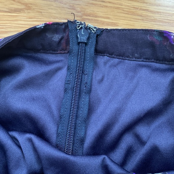 Flowy Flower Skirt with rope-like around the rim of the skirt and has a zipper - Picture 5 of 8